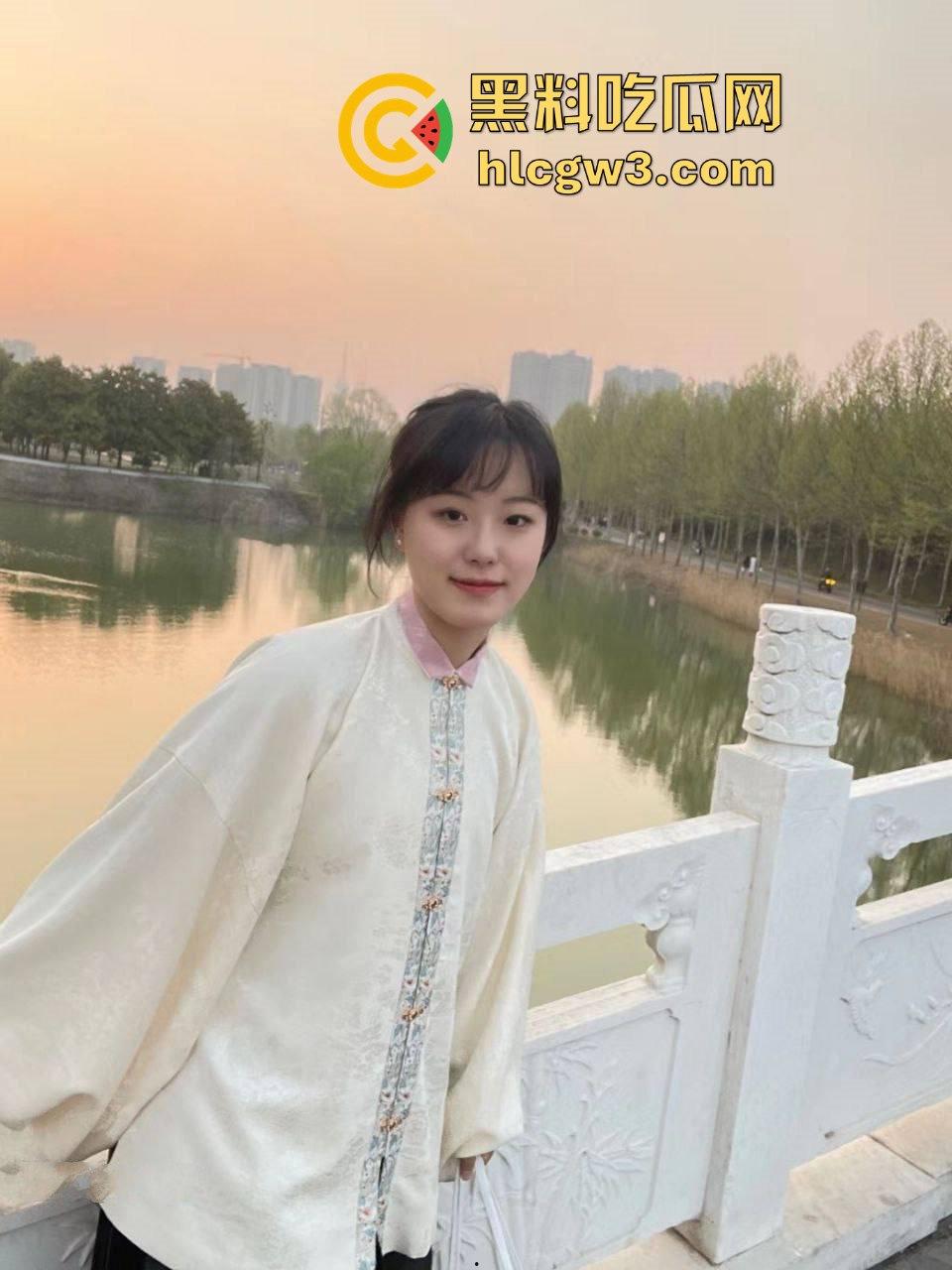 真实调教反差年轻人妻【郭一菲】吃鸡口技娴熟，肥臀上下打桩节奏骚翻天，床上却成浪叫小母狗！-4