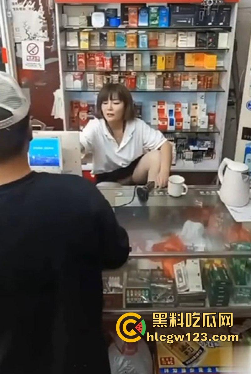 烟酒店熟女老板娘 故意露逼勾引顾客 阴毛户型清晰可见 这生意何愁不爆？-1