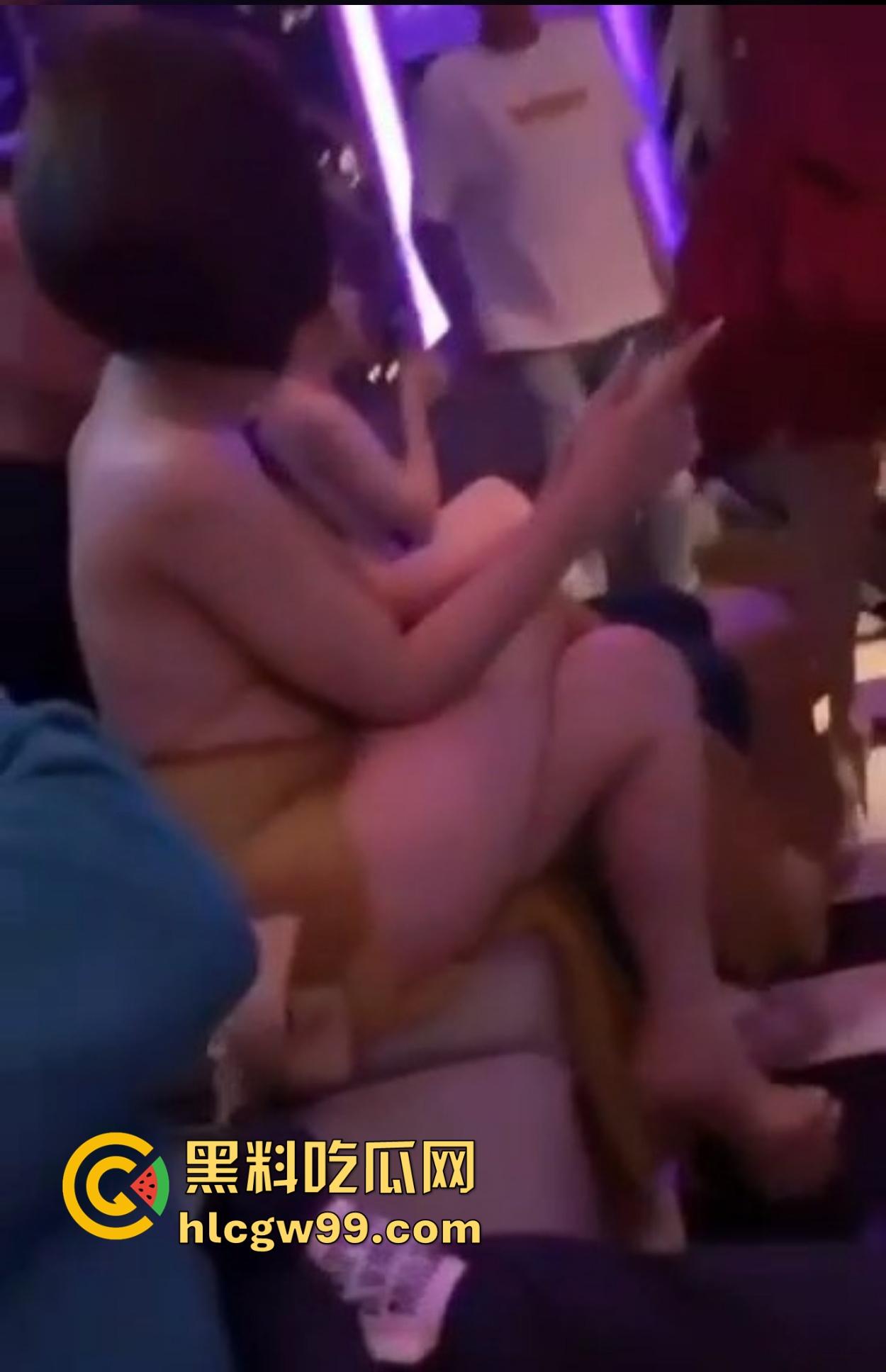 什么地方让你忘掉烦恼？酒不醉人自醉，聊天还能顺便射在大腿上，掏胸给你看还不报警，真是致富的终极动力！-1