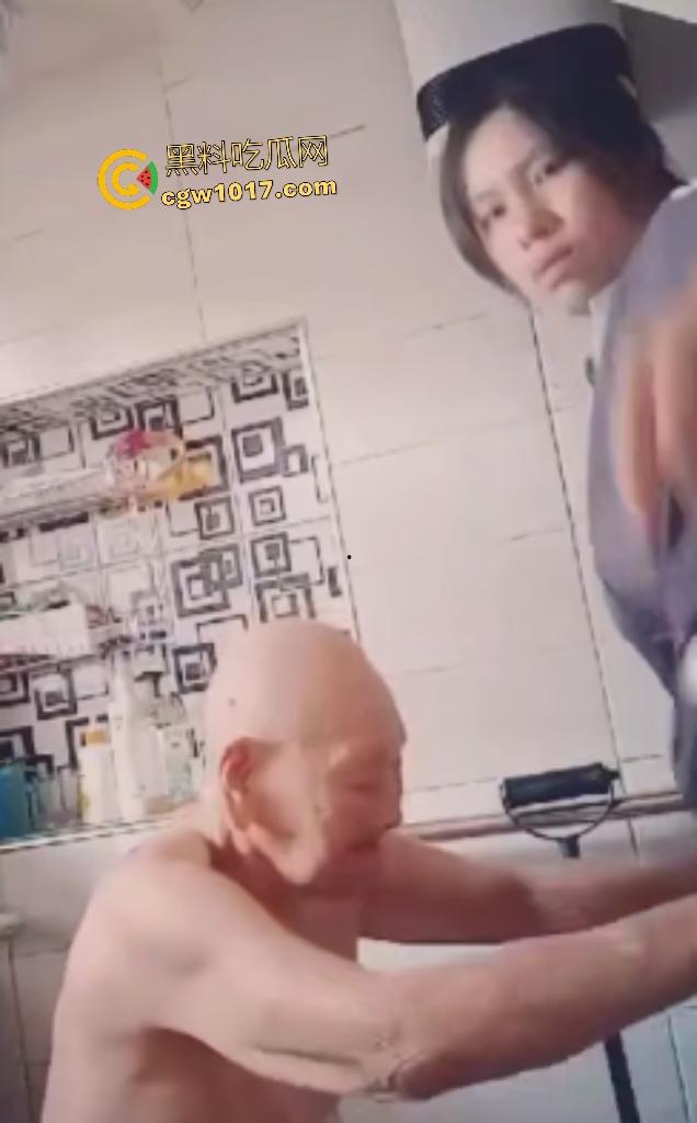 80岁老汉色心不死，保姆洗澡伺候遭咸手调戏，嘴比划求口交，保姆挥巴掌却怕被讹，牙齿全无照样硬上？-8