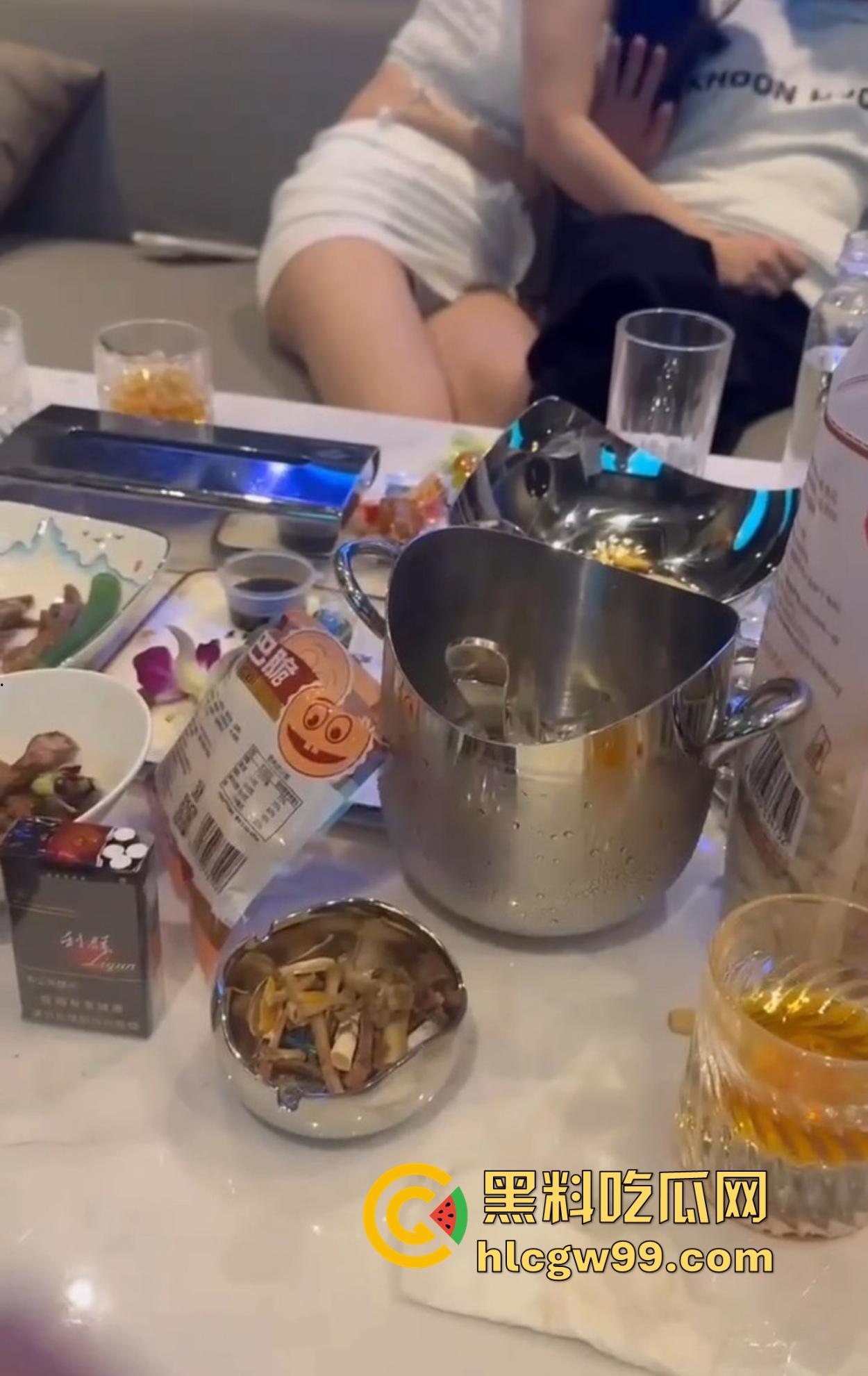 什么地方让你忘掉烦恼？酒不醉人自醉，聊天还能顺便射在大腿上，掏胸给你看还不报警，真是致富的终极动力！-12