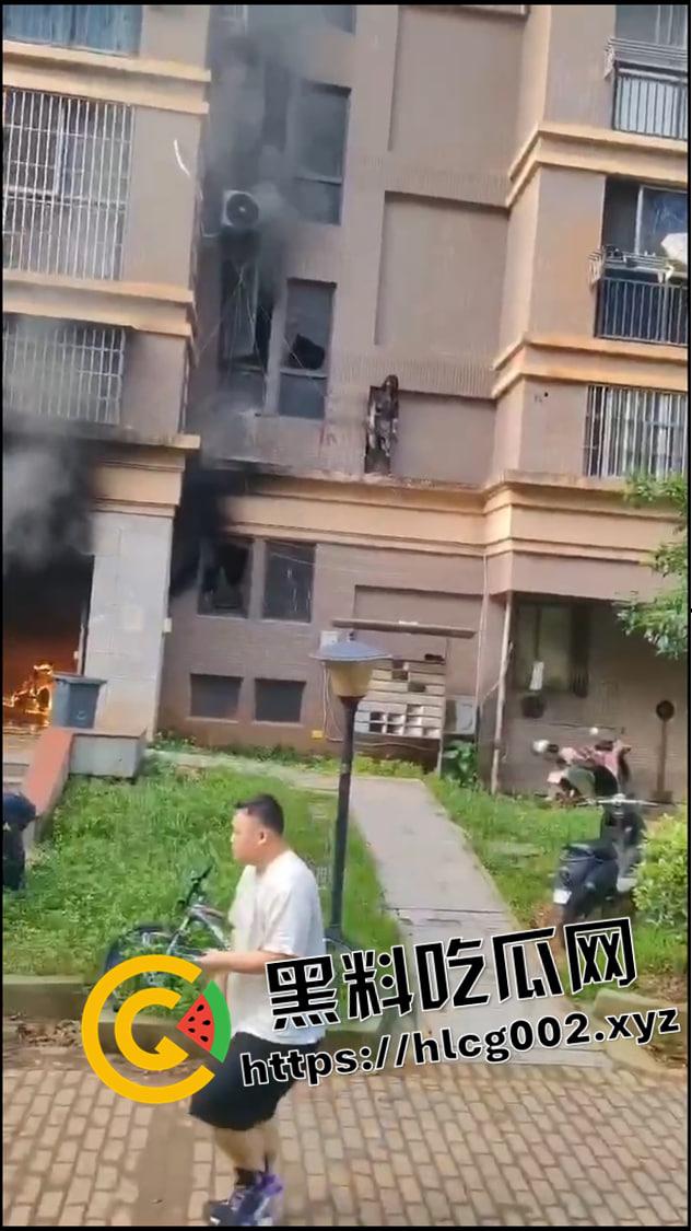 江西南昌小区内突起火灾 女子全身被被烧糊成功逃生 现场视频流出 惨不忍睹 衣服都烧焦贴在身上-4