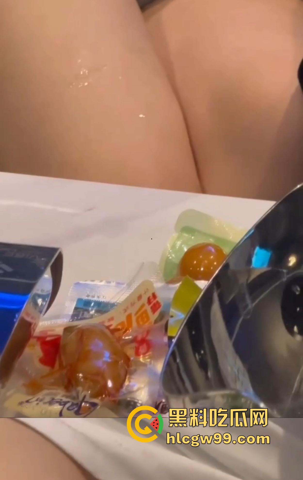 什么地方让你忘掉烦恼？酒不醉人自醉，聊天还能顺便射在大腿上，掏胸给你看还不报警，真是致富的终极动力！-13